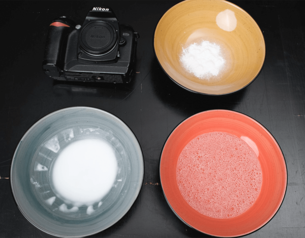 Was hilft gegen klebriges Gummi an der Kamera? Drei Hausmittel im Test. (nur eines wirkt)