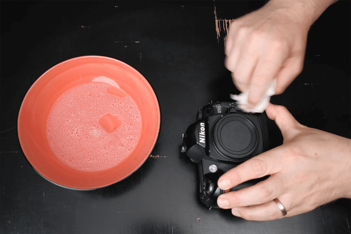 Waschmittel gegen klebriges Gummi an Kamera
